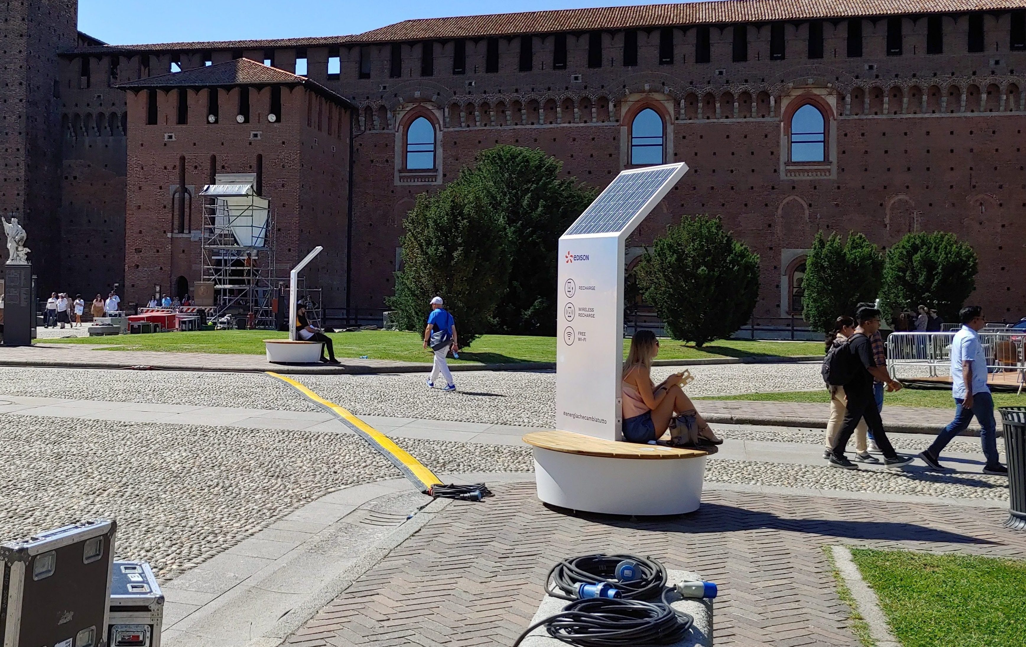 panchina intelligente al Castello Sforzesco a Milano