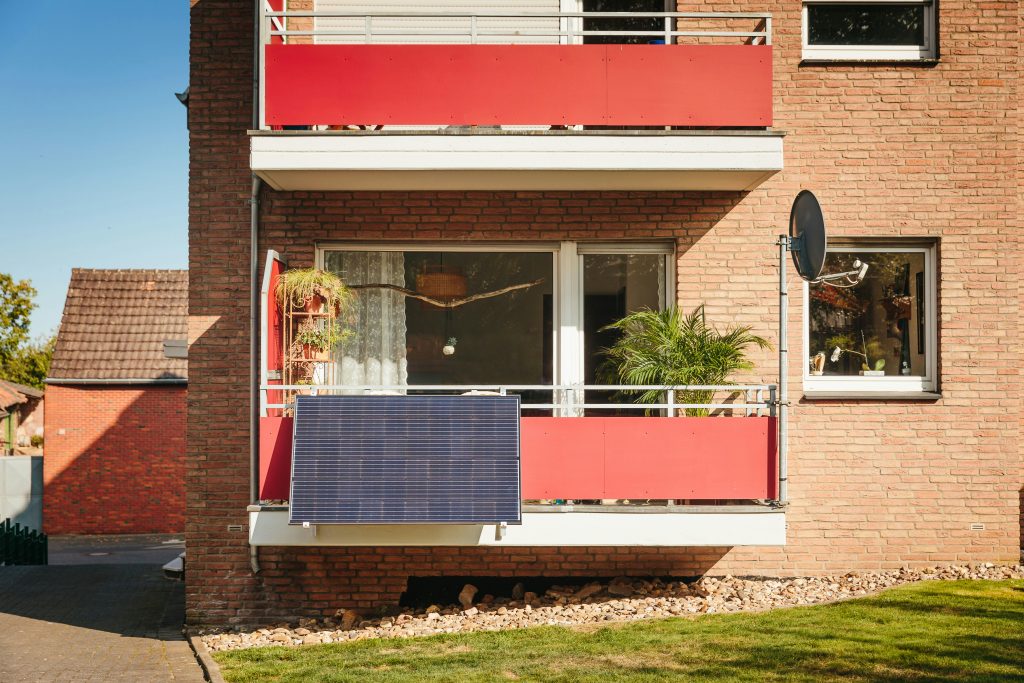 balcone con pannello fotovoltaico